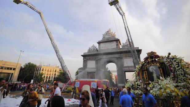 Momento de la procesión de la Virgen de La Paloma cuando pasa por la Puerta de Toledo