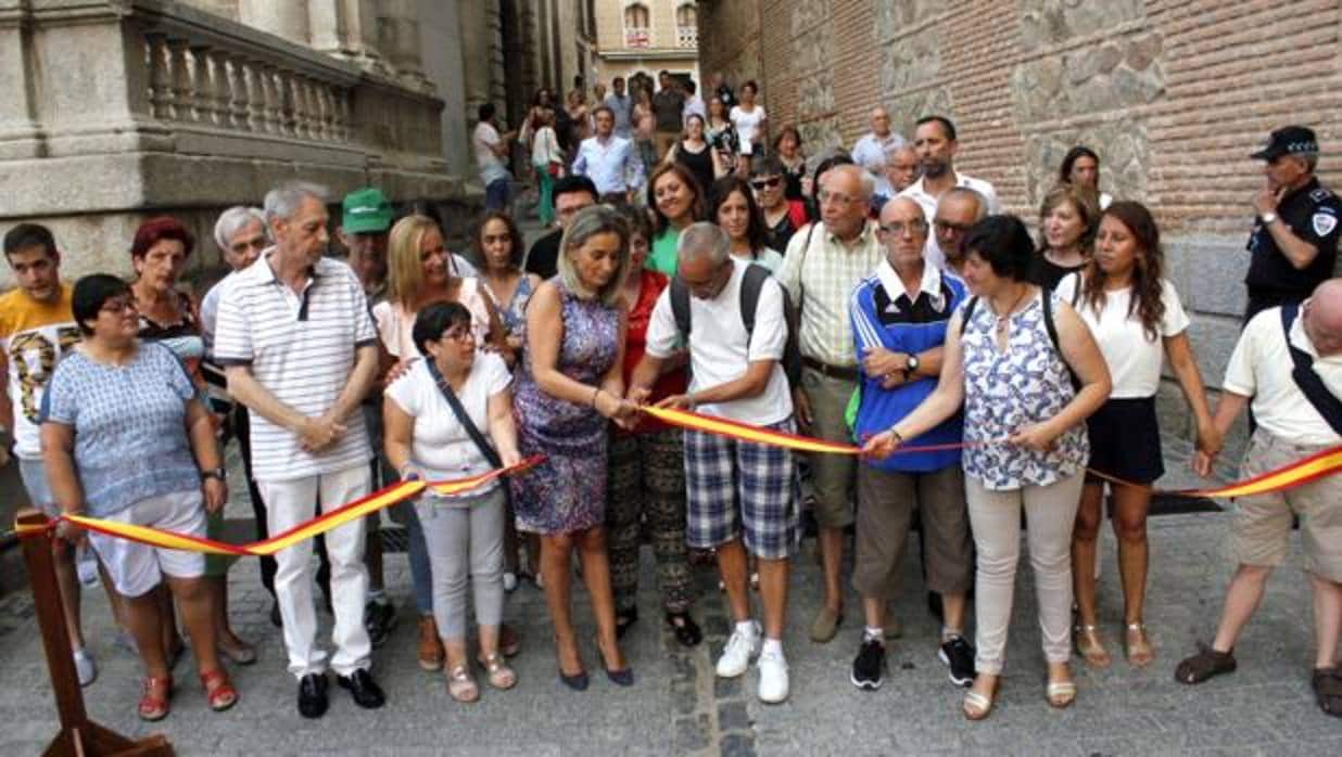La alcaldesa Milagros Tolón inaugura la Feria de Agosto con miembros de Apanas
