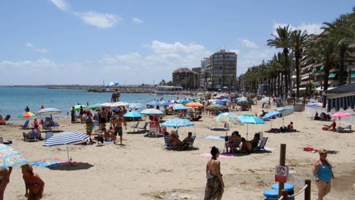 Imagen de archivo de una playa de Torrevieja