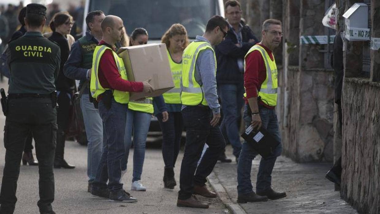 Efectivos de la Guardia Civil registran la vivienda de Pioz donde fueron hallados los cadáveres de las víctimas