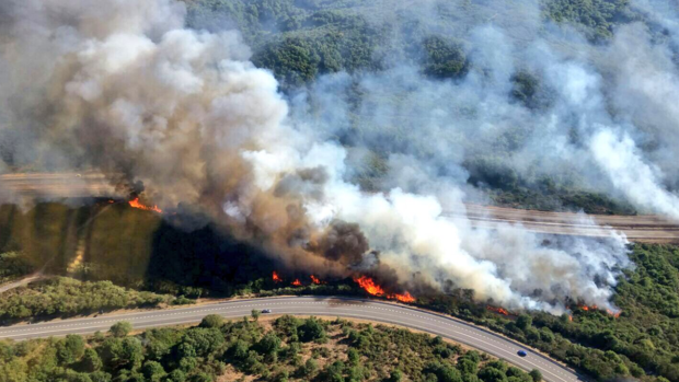 Un incendio en la localidad orensana de Cualedro obliga a cortar la A-52