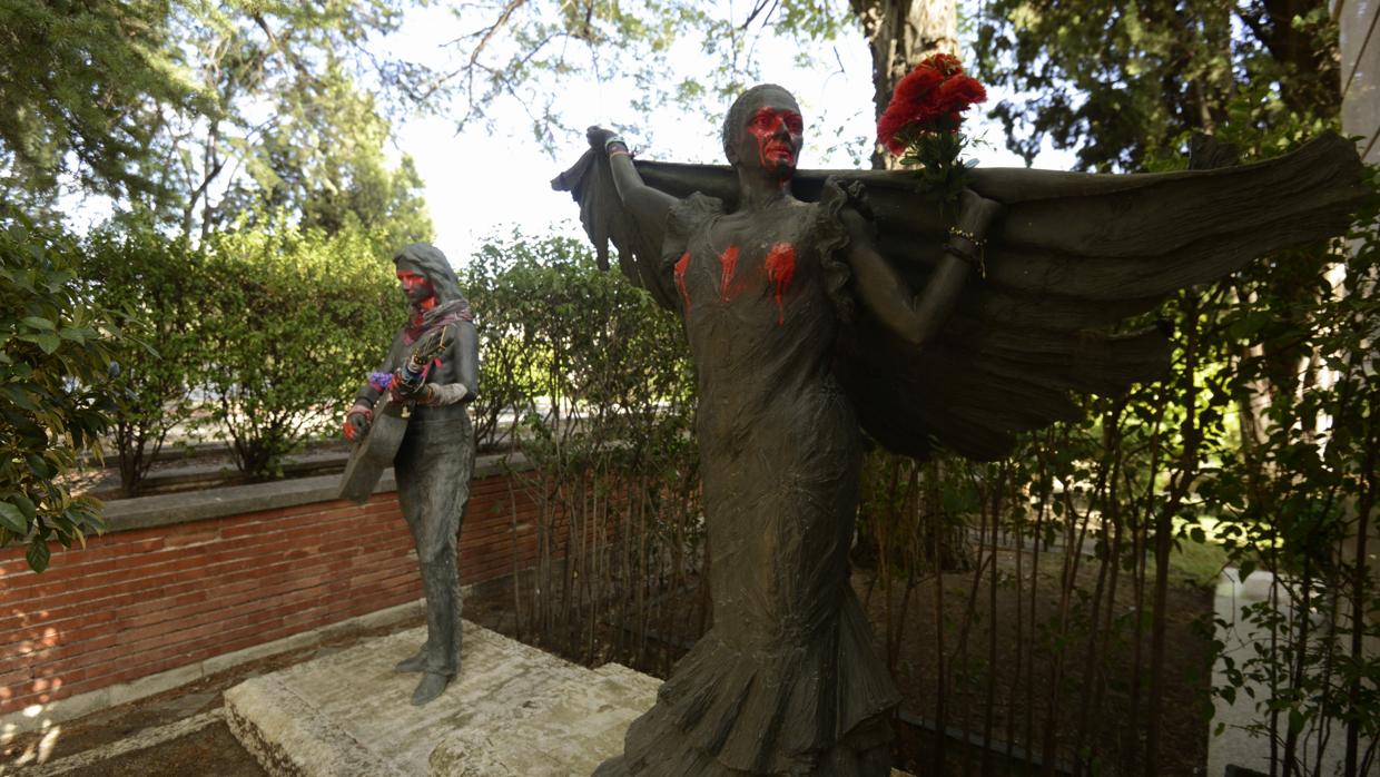 Estatuas de Lola Flores y Antonio Flores tras el paso de los vándalos por La Almudena