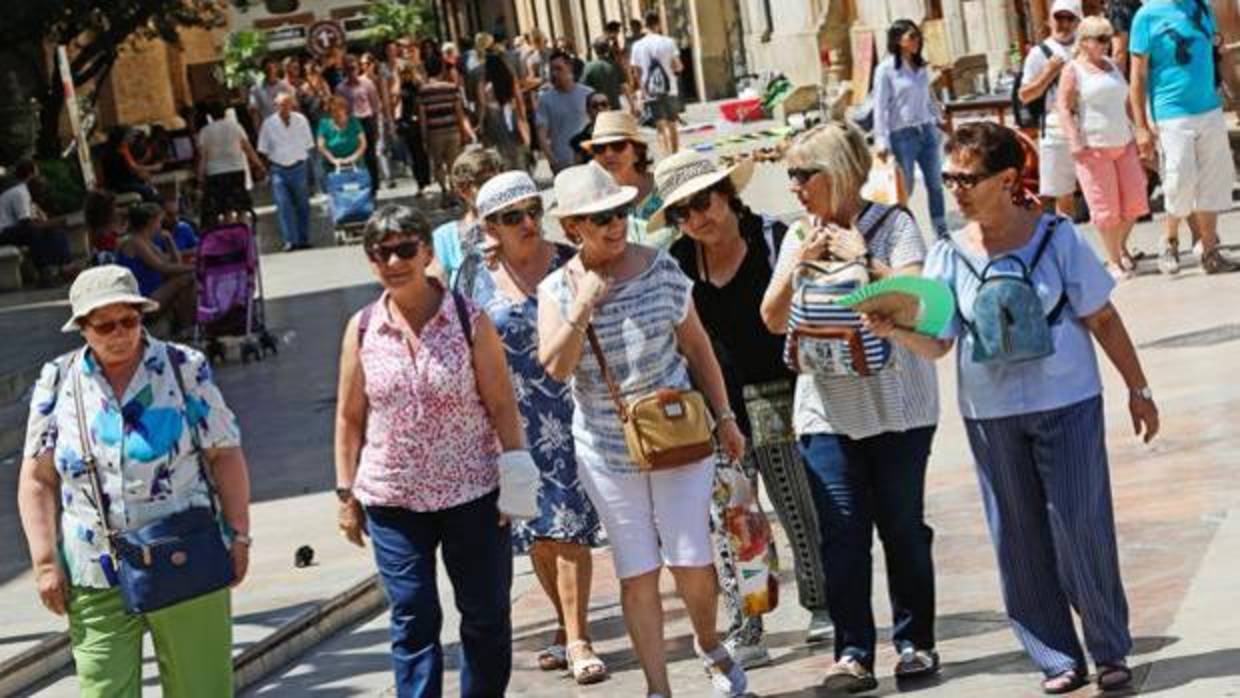 Imagen de archivo de unas turistas en Valencia