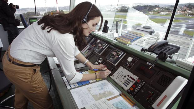 Aterriza de emergencia un avión en Alvedro por un posible infarto