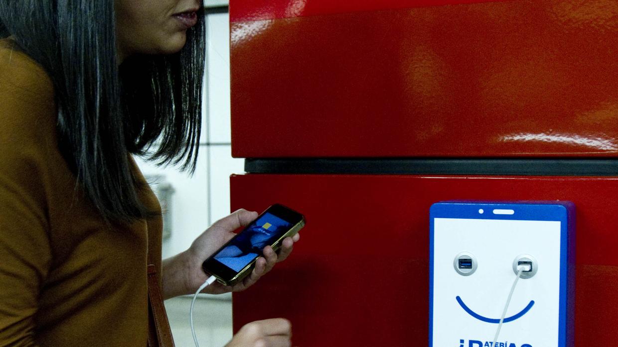 Uno de los cargadores de móvil que se están instalando en las estaciones de la red de Metro