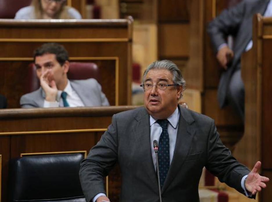 Zoido durante una sesión plenaria en el Congrso de los Diputados