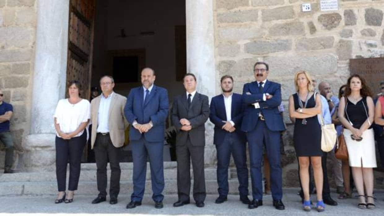 Emiliano García-Page junto a miembros del Gobierno regional en el Palacio de Fuensalida