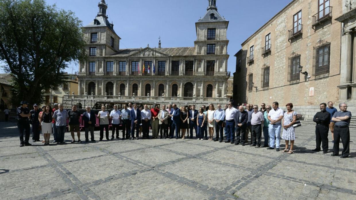 Un momento de la concentración este viernes en la plaza del Ayuntamiento