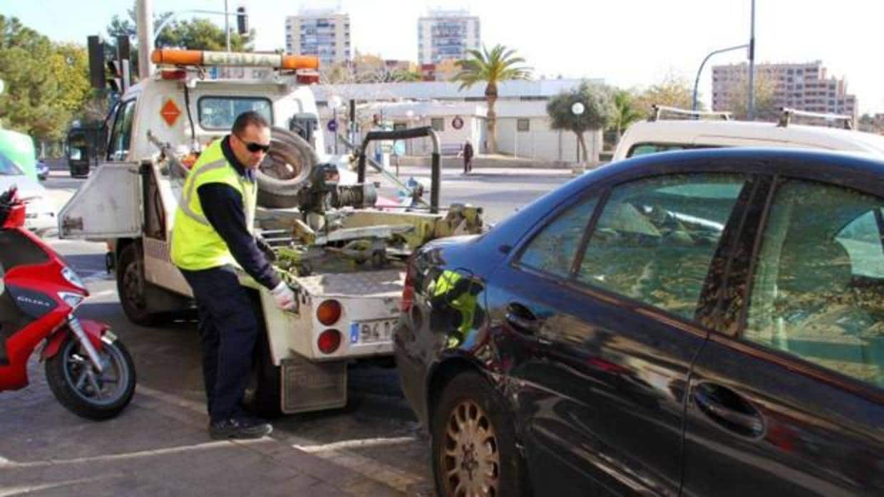 La grúa municipal retira un vehículo en Alicante