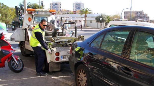 Turistas pícaros: dejan que la grúa se lleve su coche al ser más barato que el parking