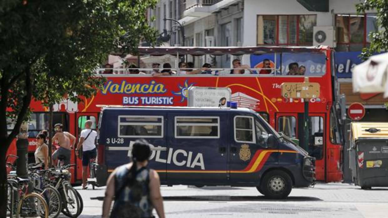 Imagen de una futgoneta policial este viernes en el centro de Valencia