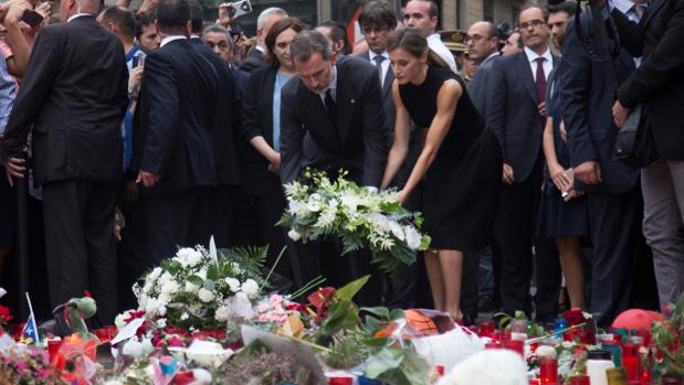 Gritos de «Viva el Rey» en Las Ramblas durante la ofrenda floral en memoria de las víctimas