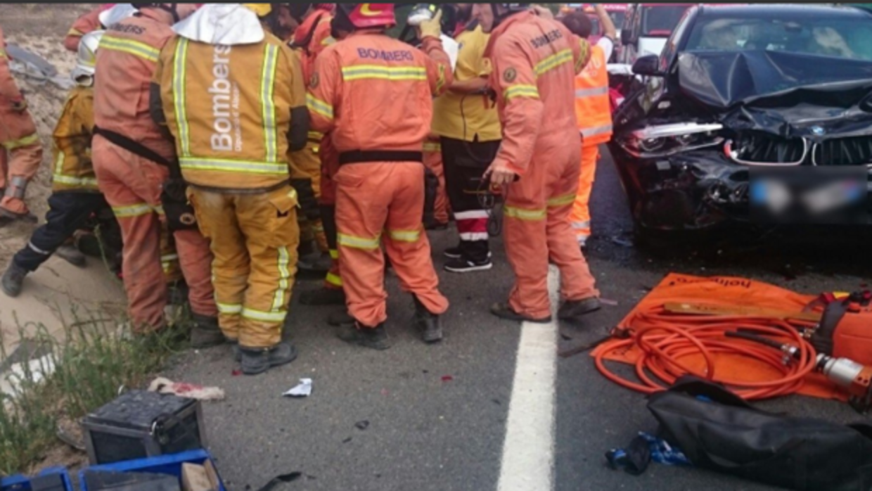 Efectivos de Emergencias trabajan en el lugar del accidente