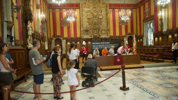 Colas de media hora para firmar el libro de condolencias en el Ayuntamiento de Barcelona