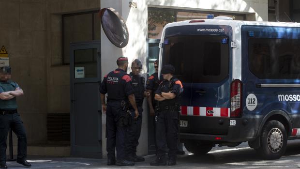 Los Mossos registran la vivienda del imán de Ripoll