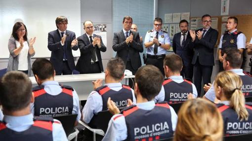Puigdemont visita la comisaría de Cambrils para agradecer a los mossos su reacción
