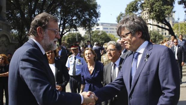 Saludo entre Rajoy y Puigdemont el jueves antes de participar en el acto de la Plaza Cataluña
