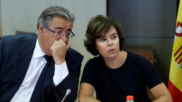 Juan Ignacio Zoido y Saénz de Santamaría durante la reunión del gabinete de crisis de este jueves en Barcelona