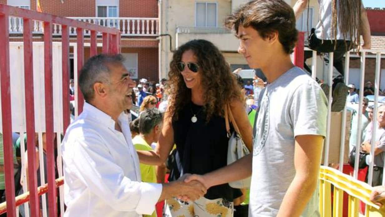 El alcalde de La Bañeza, con la viuda y el hijo menor de Ángel Nieto