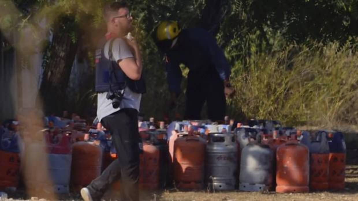 Bombonas halladas en la casa de Alcanar, considerada el centro de operaciones de la célula de los atentados