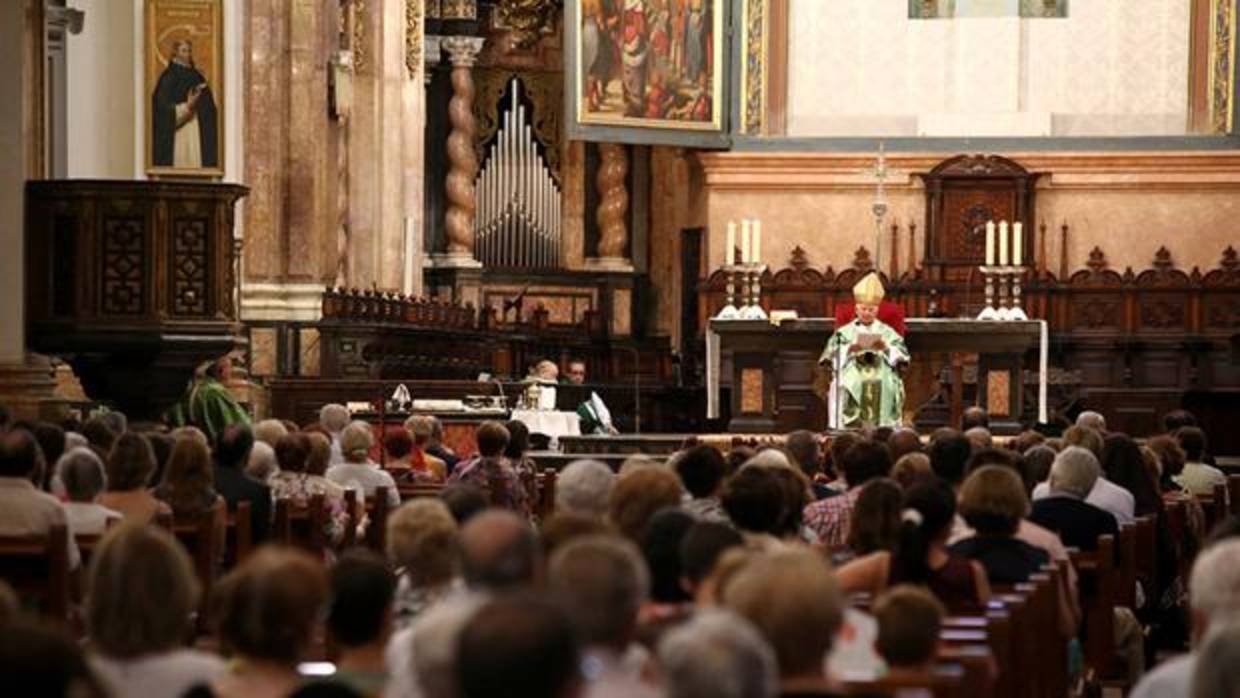 Un momento de la misa oficiada por el cardenal arzobispo Cañizares en Valencia