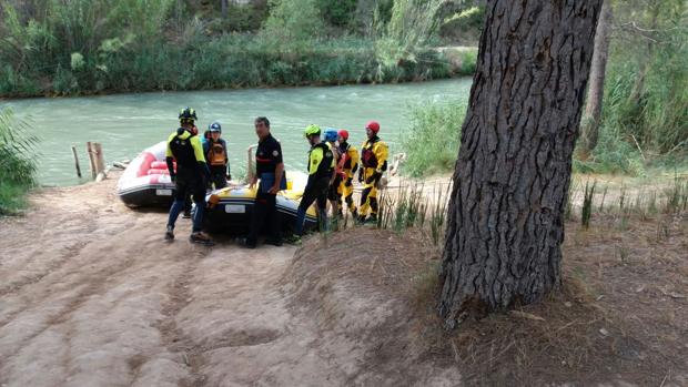 La orografía y el gran caudal del río complican la búsqueda del menor desparecido en el Cabriel