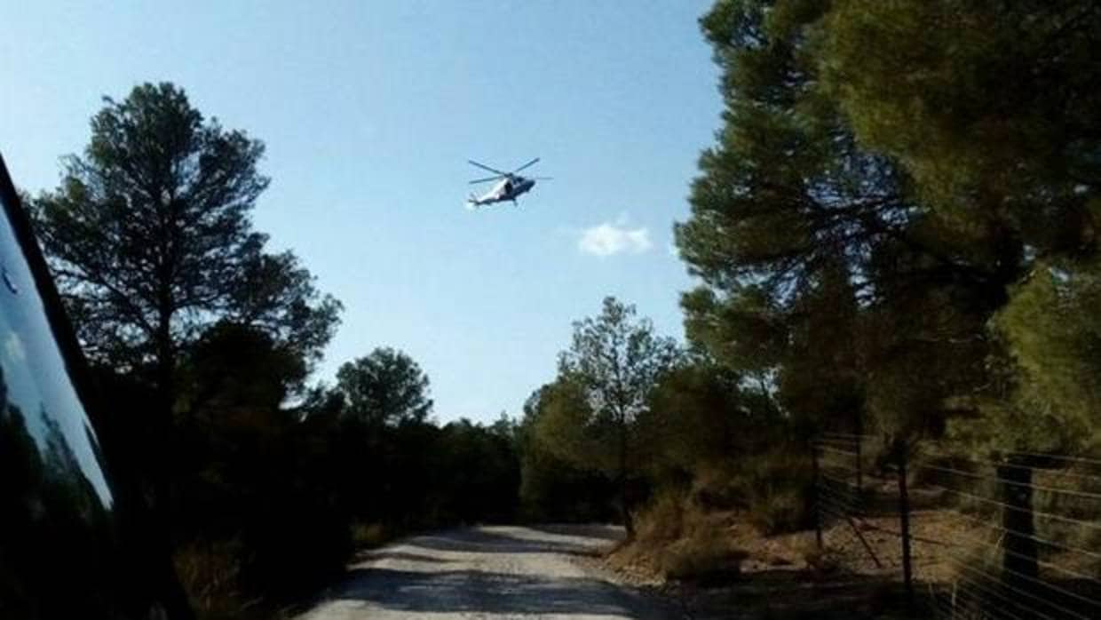 Imagen de uno de los helicópteros utilizados en la búsqueda del menor en el río Cabriel