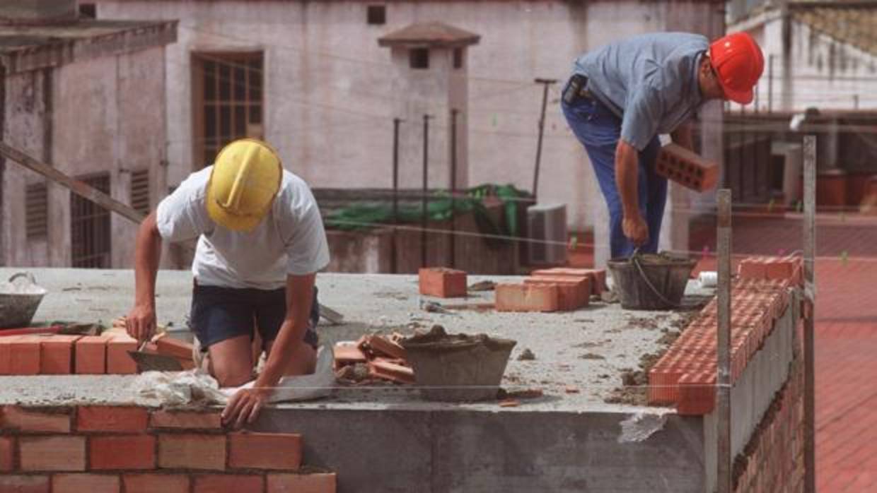 Trabajadores de la construcción en una imagen de archivo