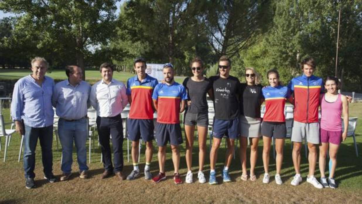 Miembros de la Selección Española de Triatlón junto a representantes de la Diputación de Ávila