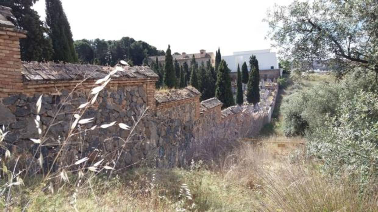 Parte del muro derruido tras las humedades y embalsamamientos