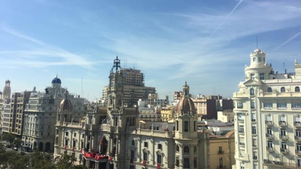 Imagen de archivo del cielo despejado de Valencia