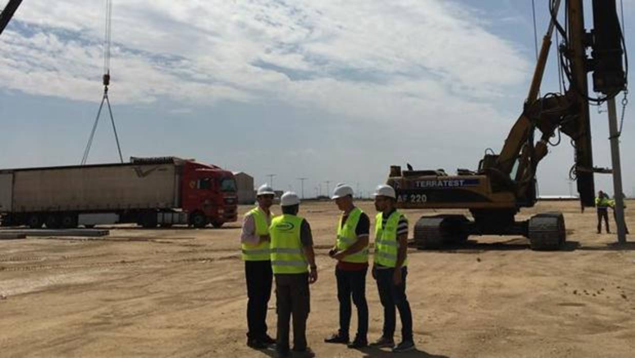 El alcalde, Mariano Alonso, junto a los concejales, José Jaime Alonso y Sergio López en las instalaciones