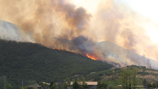 El incendio de Encinedo (León), el mayor de la campaña, calcina 5.000 hectáreas