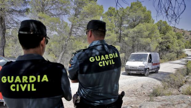 Imagen de dos agentes de la Guardia Civil en el lugar donde se ha hallado el cádaver del menor