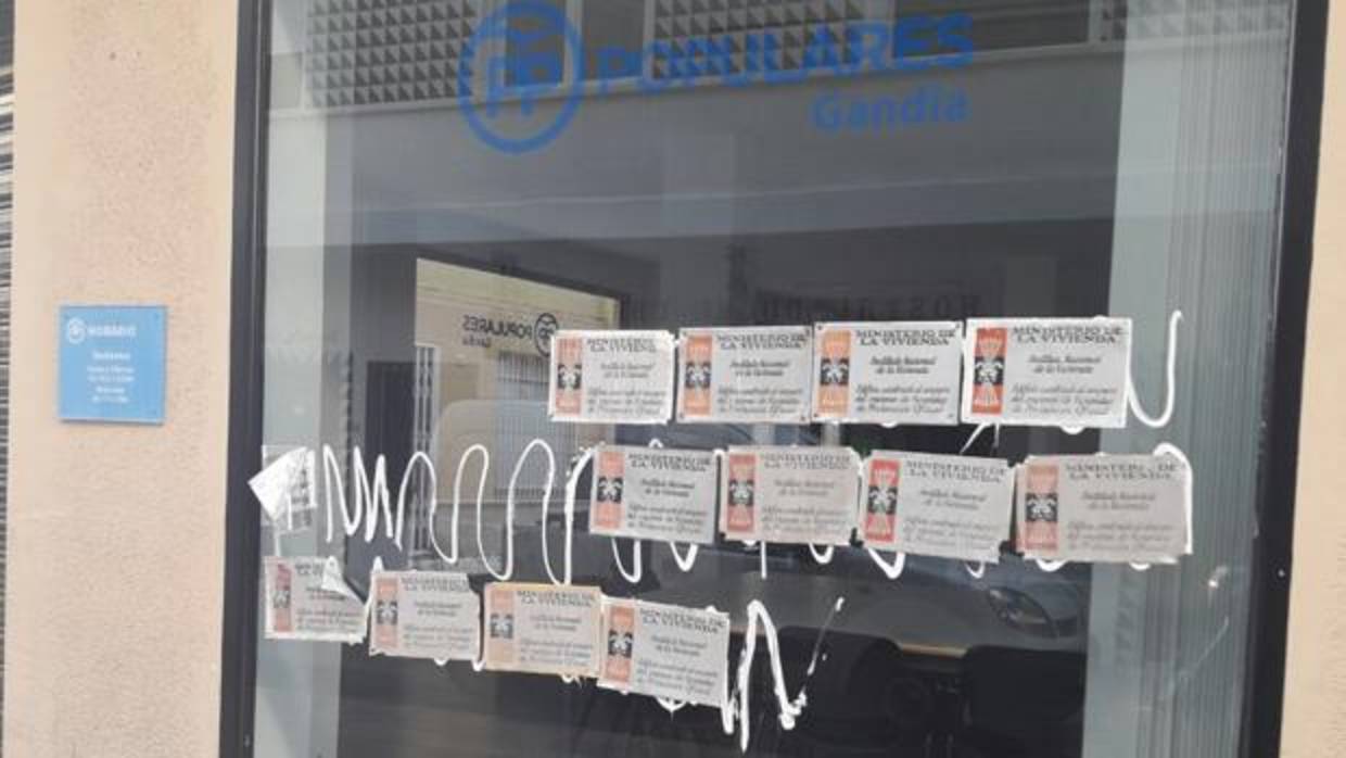 Imagen de los carteles franquistas colocados en la sede del PP de Gandia