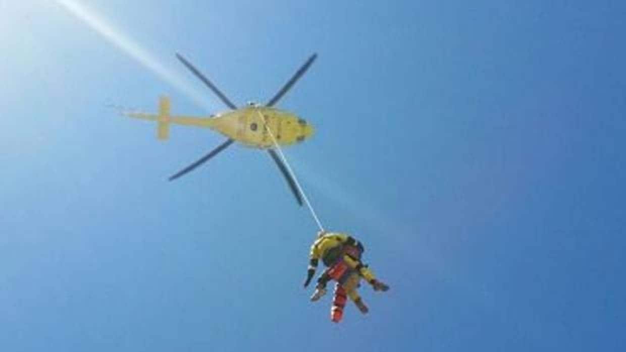 Momento en el que los dos senderistas eran rescatados en helicóptero