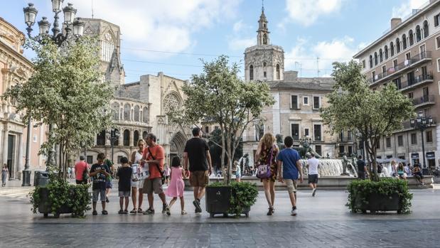 Valencia empieza a colocar elementos de seguridad en doce calles de la ciudad y en el Paseo Marítimo