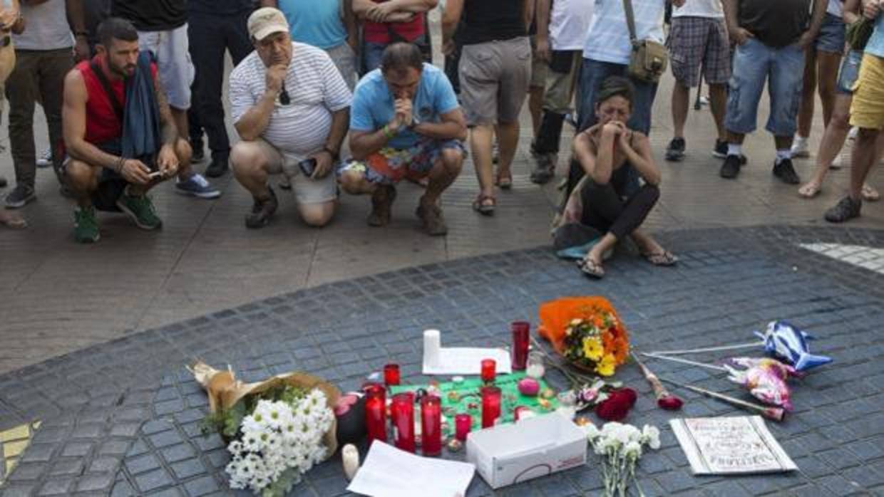 Imagen del altar improvisado a las víctimas del atentado en Barcelona