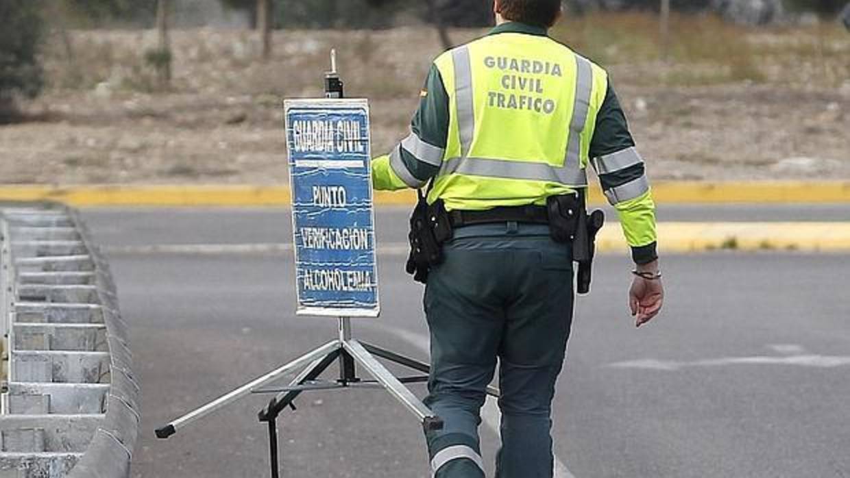 Imagen de archivo de un agente de la Guardia Civil montando un control de alcoholemia