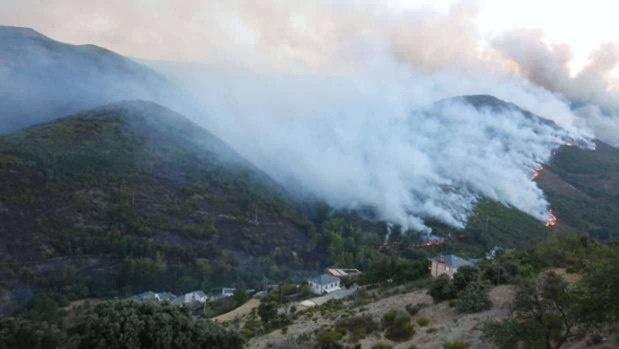 Incendio en la comarca leonesa de La Cabrera