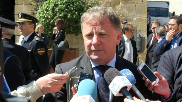 El Gobierno aconseja a los municipios vigilar casas ocupadas, aumentar visibilidad policial y bolardos