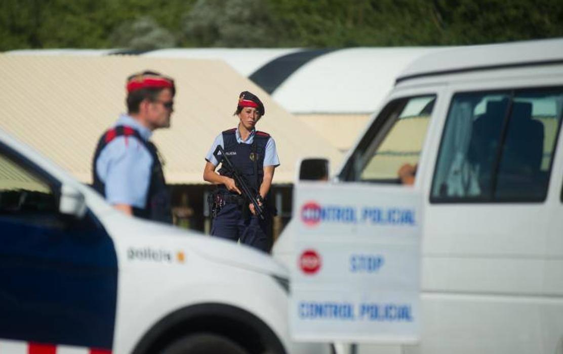 Control de los Mossos a la entrada de Ripoll, el pueblo donde residían los terroristas del 17-A