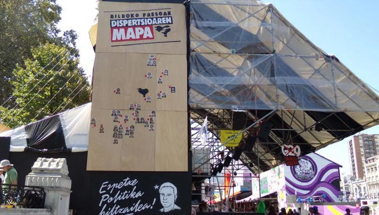 Una «txosna» de la Semana Grande bilbaína exhibe el mapa de dispersión de los presos de ETA