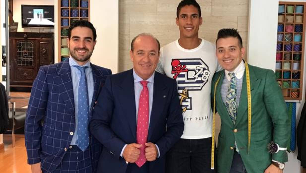 El futbolista Raphaël Varane en la sastrería de Félix Ramiro, acompañado de su hijo Miguel Ángel y de Mauro Garrido