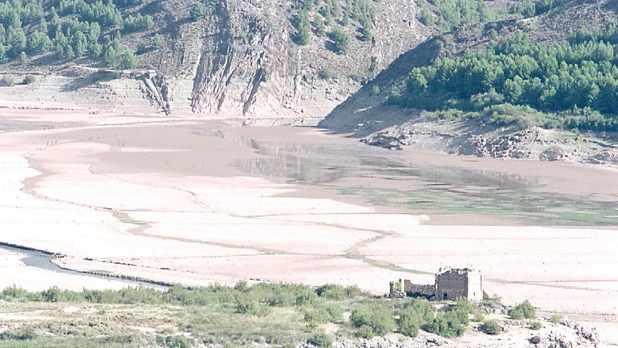 Una amplia zona del embalse está totalmente seca. La Tranquera está a solo el 13% de su capacidad