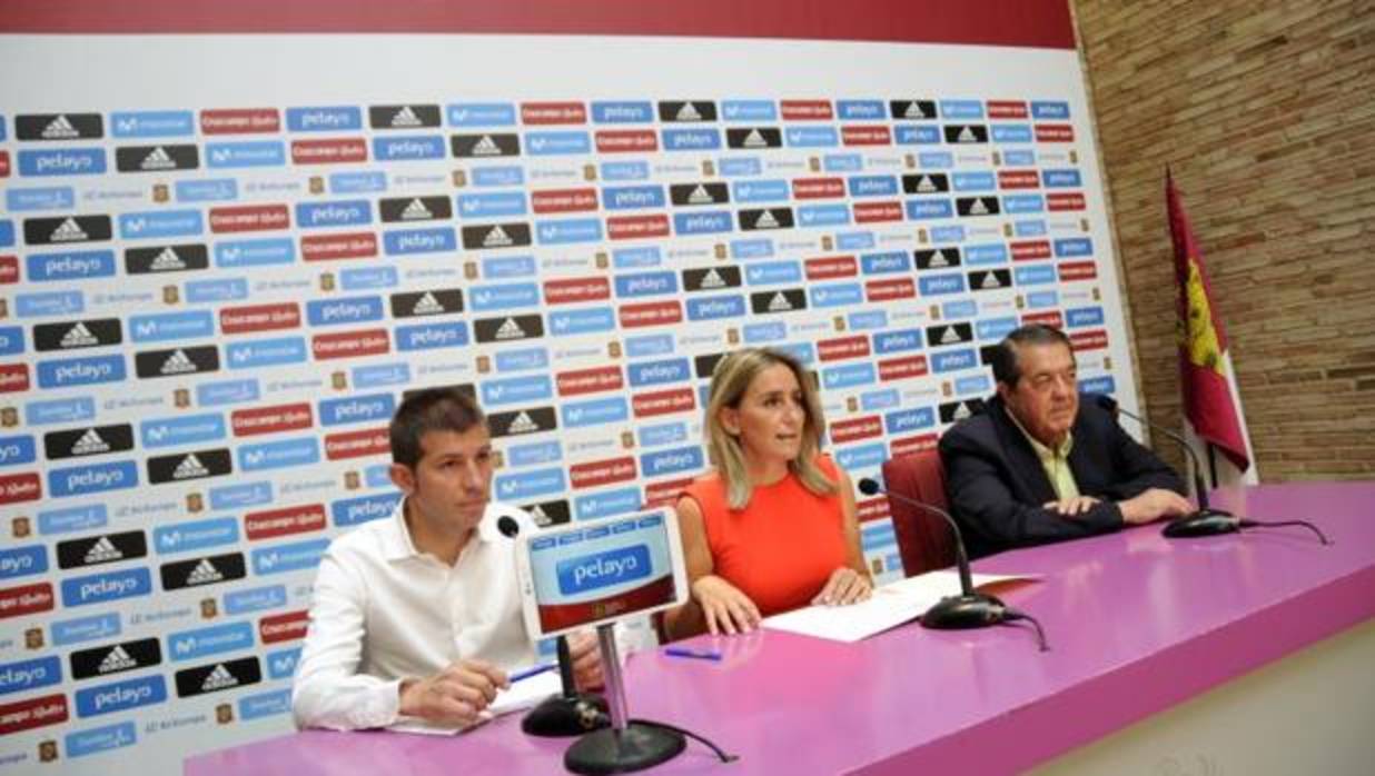 La alcaldesa de Toledo, Milagros Tolón, entre el seleccionador de la sub 21, Albert Celades, y el presidente de la federación de fútbol de Castilla-La Mancha, Antonio Escribano