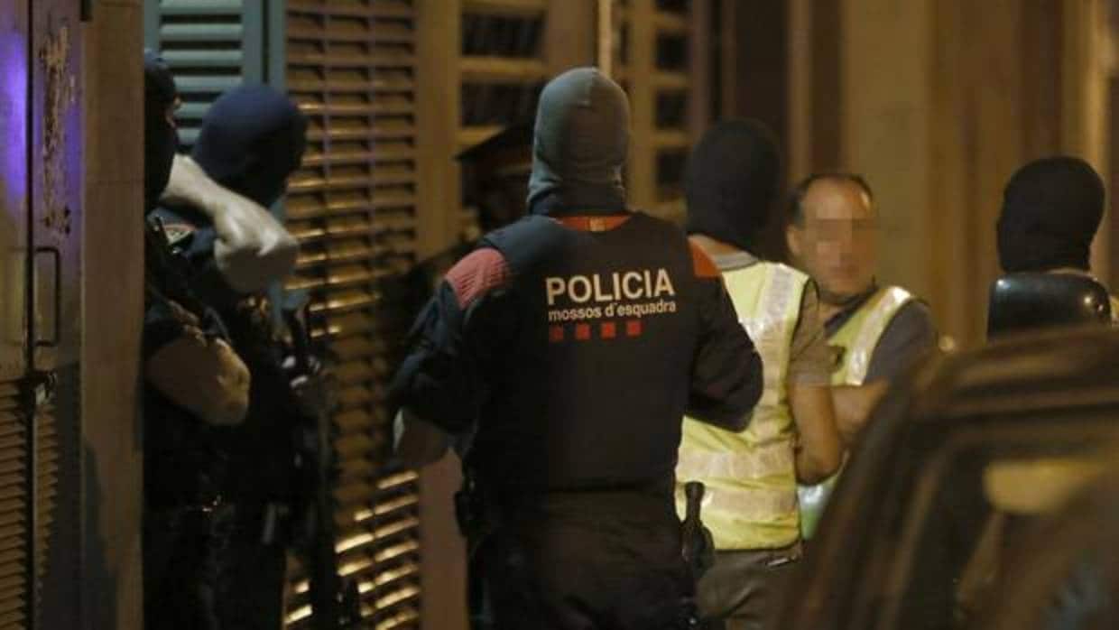 Agentes del GEI de los Mossos, durante el registro a una vivienda de Vilafranca del Penedés (Barcelona)