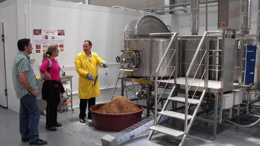 Juan Ezequiel Campos explica cómo se elabora la cerveza en su fábrica