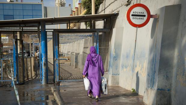 Mueren dos porteadoras marroquíes en una avalancha en la frontera con Ceuta