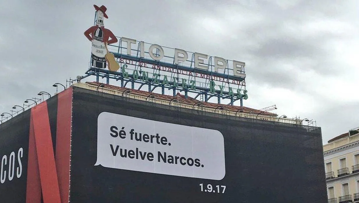 Cartel que publicita la nueva temporada de la serie «Narcos», en la madrileña Puerta del Sol